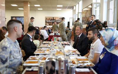 Millî Savunma Bakanı Hulusi Akar ve Beraberindeki TSK Komuta Kademesi Gaziler Günü Dolayısıyla Düzenlenen Törene Katıldı